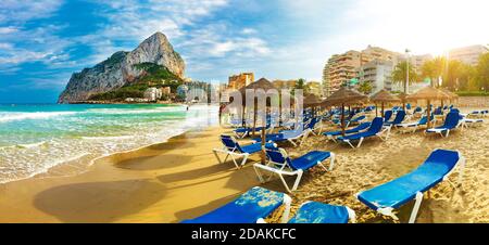 Roccia di Penon di Ifach. Paesaggio della costa mediterranea nella città di Calpe. Città costiera situata nella Comunità Valenciana, Alicante, Spagna. Foto Stock