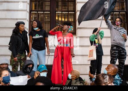 LONDRA, REGNO UNITO - 25 OTTOBRE 2020: Tutte le vite nere i manifestanti della SARS si riuniscono a Londra per protestare contro la violenza in Nigeria Foto Stock