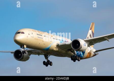 Etihad Airways Boeing 787 aereo di linea aerea a reazione A6-BLE in avvicinamento a terra all'aeroporto Heathrow di Londra, Regno Unito, durante il secondo blocco nazionale COVID 19 Foto Stock