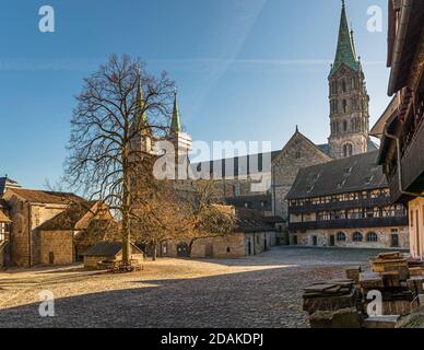 Le torri della Cattedrale di Bamberga San Pietro e San Giorgio coperti di ponteggi. Cattedrale di Bamberga, Germania (Bamberger Dom St. Peter und St. Georg) Foto Stock