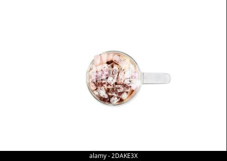 cacao con marshmallows in una tazza trasparente isolata di bianco sfondo Foto Stock