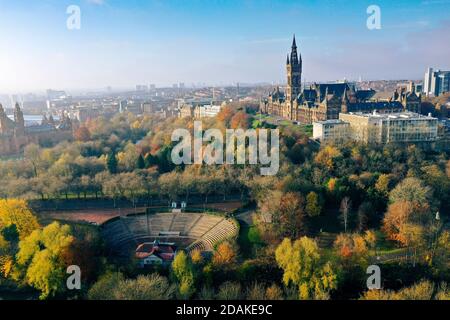 Vista aerea del drone del chiosco Kelvingrove con la Glasgow University in sfondo Foto Stock