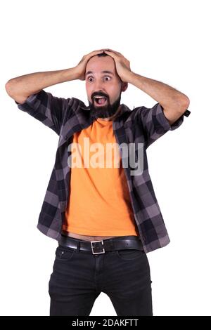 Un giovane entusiasta che tocca la testa sorpreso e gioioso Foto Stock
