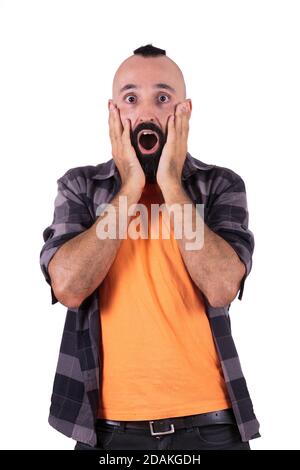 Giovane uomo che guarda la macchina fotografica sorpreso o spaventato Foto Stock