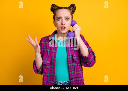 Foto di affascinante signora terrorizzata due simpatici buni tengono il cavo telefono telefono parlare boss scolding lei fatto errore progetto usura camicia casual in plaid Foto Stock