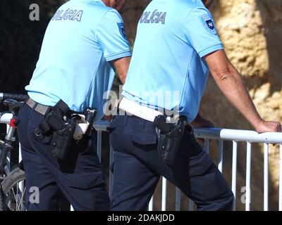 Due poliziotti portoghesi, poliziotti che proteggono la legge Foto Stock