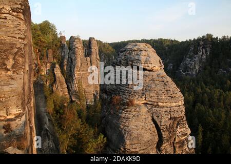 Montagne di pietra arenaria Elbe all'alba, Bastei Saxon Svizzera, Germania Foto Stock