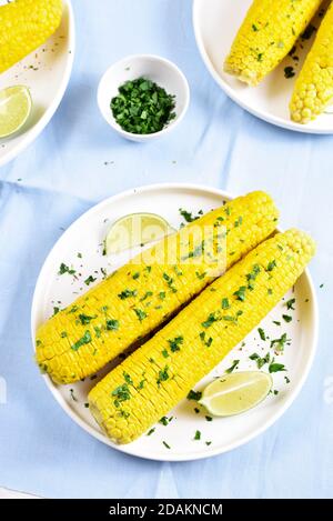 Pannocchie di mais bollite su piastra. Vista dall'alto, primo piano Foto Stock