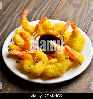 Gamberetti fritti in tegolo su tavola di legno. Vista ravvicinata Foto Stock