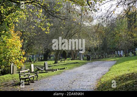 Un percorso vuoto nel Nunhead Cemetery, a sud di Londra, Regno Unito. Un impressionante cimitero vittoriano ora selvaggio e sopravento, ma popolare con la gente locale. Foto Stock