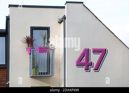 Numero della casa gigante. Una casa moderna a Nunhead, a sud di Londra, Regno Unito, con una grande casa numero 47 dipinto sul muro. Foto Stock