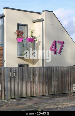 Numero della casa gigante. Una casa moderna a Nunhead, a sud di Londra, Regno Unito, con una grande casa numero 47 dipinto sul muro. Foto Stock