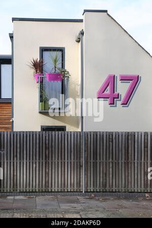 Numero della casa gigante. Una casa moderna a Nunhead, a sud di Londra, Regno Unito, con una grande casa numero 47 dipinto sul muro. Foto Stock