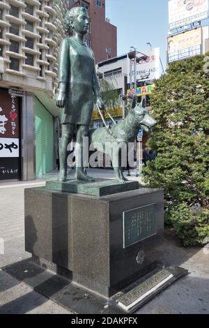 Una statua di una ragazza cieca e di un cane guida, a Tokyo, Giappone. Foto Stock