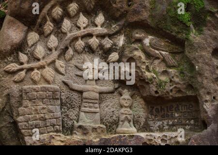 Idoli pagani slavi raffigurati nel rilievo roccioso dallo scultore amatoriale ceco Vojtěch Kopic scolpito nelle rocce naturali dal 1940 al 1978 nella zona conosciuta ora come Galleria di roccia di Kopic (Kopicova skalní galerie) vicino al villaggio di Kacanovy nel paradiso boemo (Český ráj) nella Boemia settentrionale, Repubblica Ceca. Questo rilievo roccioso è probabilmente datato dagli anni '70. Foto Stock