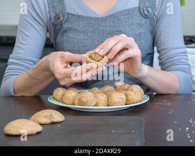 Preparazione di biscotti egiziani 'Kahk El Eid' - biscotti di El Fitr Festa islamica. Dolci Ramadan. Foto Stock