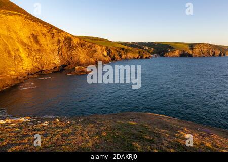 Una vista di Llangrannog dal sentiero costiero di Ynys Lochtyn, una popolare destinazione turistica sulla costa di Ceredigion, Galles Foto Stock