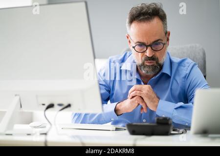 In attesa di telefono fisso o di chiamata telefonica alla scrivania dell'ufficio Foto Stock