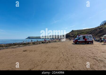 Beacon Farm gelateria van sulla spiaggia, Robin Hood's Bay, piccolo villaggio di pescatori, North Yorkshire, Inghilterra, Regno Unito Foto Stock