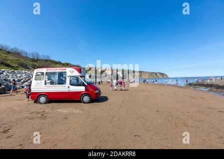 Beacon Farm gelateria van sulla spiaggia, Robin Hood's Bay, piccolo villaggio di pescatori, North Yorkshire, Inghilterra, Regno Unito Foto Stock