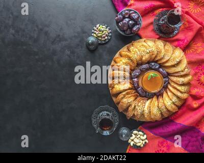 Dolci arabi. Pancake arabo farcito con formaggio dolce e pistacchi. Festivo Ramadan cibo sfondo. Foto Stock