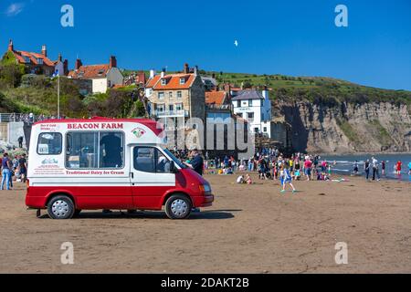 Beacon Farm gelateria van sulla spiaggia, Robin Hood's Bay, piccolo villaggio di pescatori, North Yorkshire, Inghilterra, Regno Unito Foto Stock