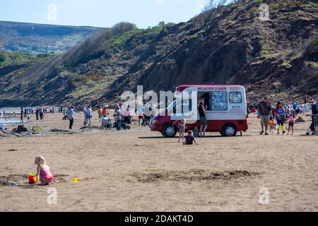 Beacon Farm gelateria van sulla spiaggia, Robin Hood's Bay, piccolo villaggio di pescatori, North Yorkshire, Inghilterra, Regno Unito Foto Stock