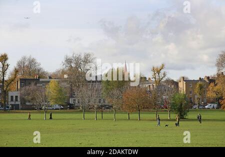 I ciclisti escursionisti e i ciclisti possono godersi una giornata di sole in autunno a Peckham Rye Common, a sud-est di Londra, Regno Unito. Foto Stock