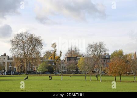 I ciclisti escursionisti e i ciclisti possono godersi una giornata di sole in autunno a Peckham Rye Common, a sud-est di Londra, Regno Unito. Foto Stock