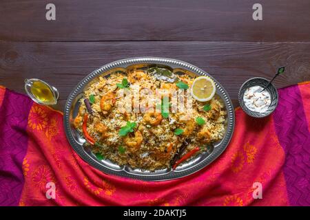 Pilaf con gamberetti. Gustosi e deliziosi gamberi biryani, vista dall'alto, spazio fotocopie. Foto Stock