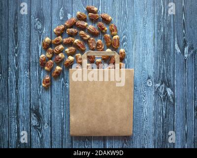 Datteri la frutta è disposta su un tavolo di legno con una borsa. Foto Stock