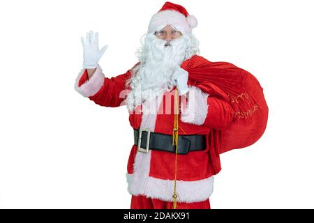 Santa con regali sacco. Babbo Natale sta tenendo una borsa da regalo su sfondo bianco. Natale in arrivo Foto Stock