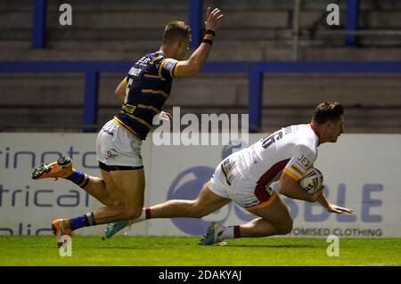 Tom Davies (a destra) di Catalans Dragons segna il primo tentativo di gioco del suo fianco durante la partita di Betfred Super League Play-off allo stadio Halliwell Jones di Warrington. Foto Stock