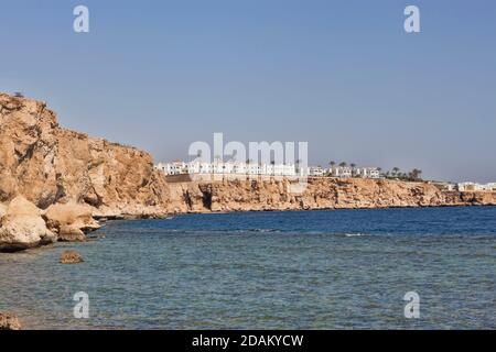 Costa rocciosa del Mar Rosso a Sharm El Sheikh regione Foto Stock