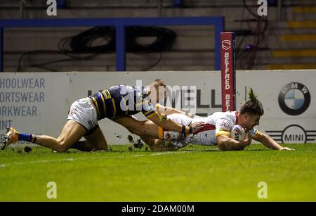 Tom Davies (a destra) di Catalans Dragons segna il primo tentativo di gioco del suo fianco durante la partita di Betfred Super League Play-off allo stadio Halliwell Jones di Warrington. Foto Stock