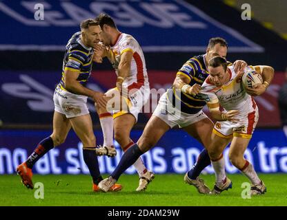 13 novembre 2020; lo stadio Halliwell Jones, Warrington, Cheshire, Inghilterra; i playoff della Betfred Rugby League, i draghi catalani contro i leeds Rhinos; James Maloney dei draghi catalani è affrontato Foto Stock