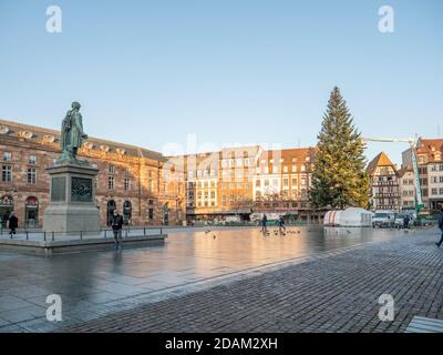 Strasburgo, Francia - 9 novembre 2020: Installazione di un grande albero di Natale nel centro di Strasburgo con pochi pedoni a causa della chiusura nazionale francese a causa di pandemie COVID-19 Foto Stock