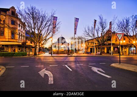 Dubbo, Australia - 5 ottobre 2020: Dubbo città centro all'alba - strada principale con edifici storici e servizi locali all'alba. Foto Stock