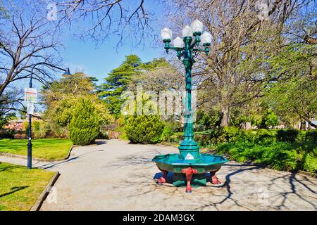 Lampada da strada in bronzo nel parco pubblico Machattie della città di Bathurst, nel NSW regionale dell'Australia. Foto Stock