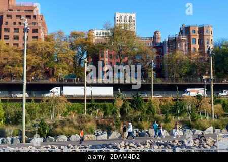 Il primo piano è Brooklyn Bridge Park e dietro questo è La Brooklyn Queens Expressway (BQE) che corre sotto Brooklyn Heights Promenade Foto Stock