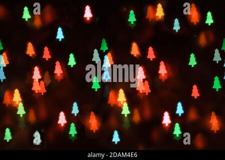 Albero di Natale bokeh luci astratte sfondo. Perfetto sfondo per il biglietto d'auguri di Capodanno per festeggiare Foto Stock