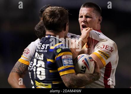 Il Rhyse Martin di Leeds Rhinos (a destra) e Tom Davies di Catalans Dragons si scontrano durante la partita di play-off di Betfred Super League allo stadio Halliwell Jones di Warrington. Foto Stock