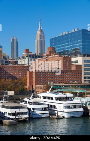 Barche a Skyport Marina, con l'Hunter College Brookdale Campus e l'Empire state Building sullo sfondo. Foto Stock