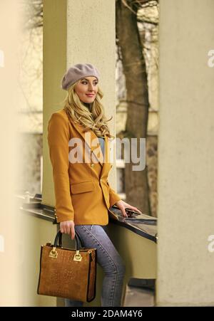 Elegante donna parigina. Abbigliamento per la stagione autunnale. Bellezza della moda. Abito femminile autunno. Acquista abbigliamento vintage. Abbigliamento primaverile. La qualità non va mai fuori dallo stile. Donna elegante indossare giacca e berretto. Foto Stock