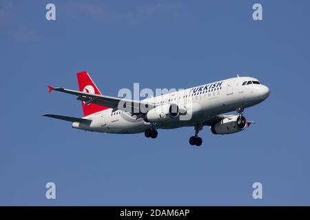 İstanbul, TURCHIA - 05 giugno 2015: Gli aerei della Turkish Airlines erano la maggior parte del traffico aereo all'aeroporto di Ataturk prima della chiusura. Foto Stock