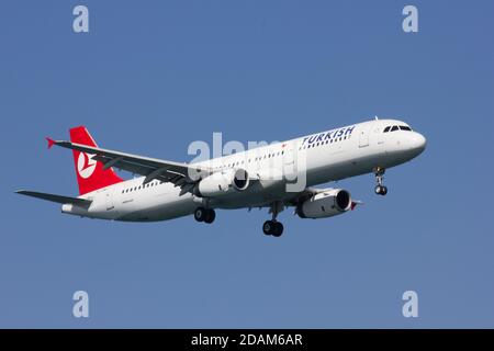 İstanbul, TURCHIA - 05 giugno 2015: Gli aerei della Turkish Airlines erano la maggior parte del traffico aereo all'aeroporto di Ataturk prima della chiusura. Foto Stock