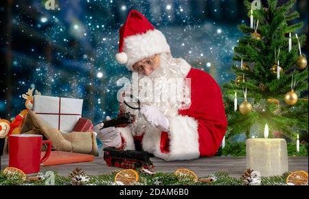 babbo natale controlla i giocattoli per la qualità nella sua officina a. il polo nord Foto Stock