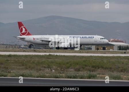 Konya, TURCHIA - 05 giugno 2015: Turkish Airlines Boeing 737 tassare per grembiule a bordo. IL TUO è il vettore di bandiera della Turchia con una grande flotta. Foto Stock