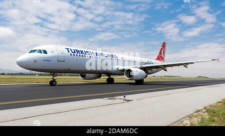 Konya, TURCHIA - 05 giugno 2015: Turkish Airlines Boeing 737 tassare per grembiule a bordo. IL TUO è il vettore di bandiera della Turchia con una grande flotta. Foto Stock