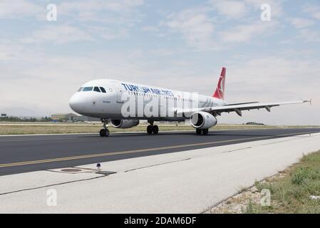 Konya, TURCHIA - 05 giugno 2015: Turkish Airlines Boeing 737 tassare per grembiule a bordo. IL TUO è il vettore di bandiera della Turchia con una grande flotta. Foto Stock